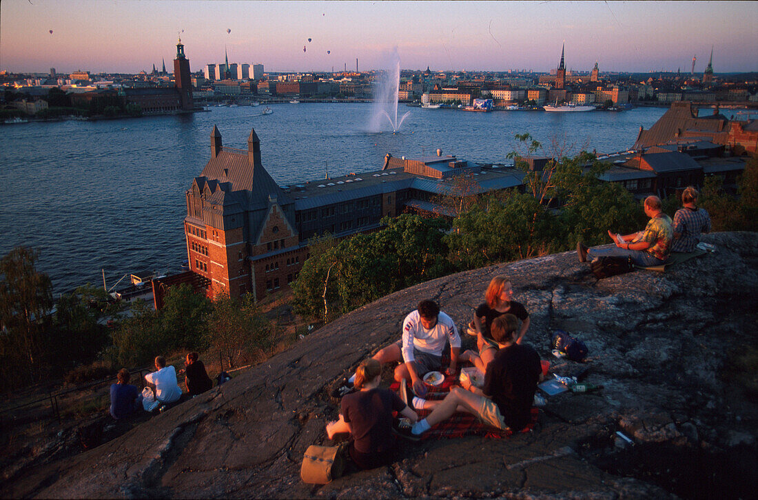 Menschen beim Picknick im Skinnarvikpark am Abend, Stadtteil Södermalm, Stockholm, Schweden, Europa