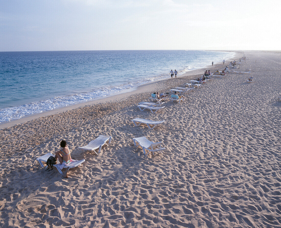 Strand mit Liegestühle, Santa Maria, Touristic Center, South coast, Sal, Kapverden
