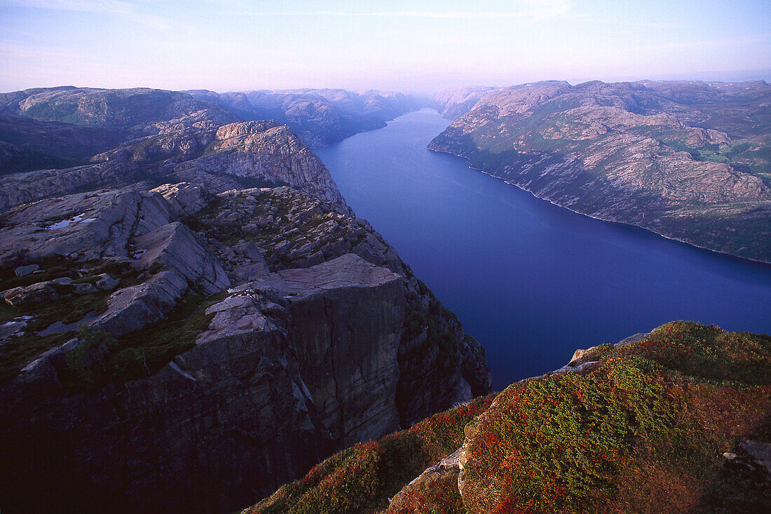 Landschaft mit Fjord, Preikestol, Lysefjord, Rogaland, Norwegen