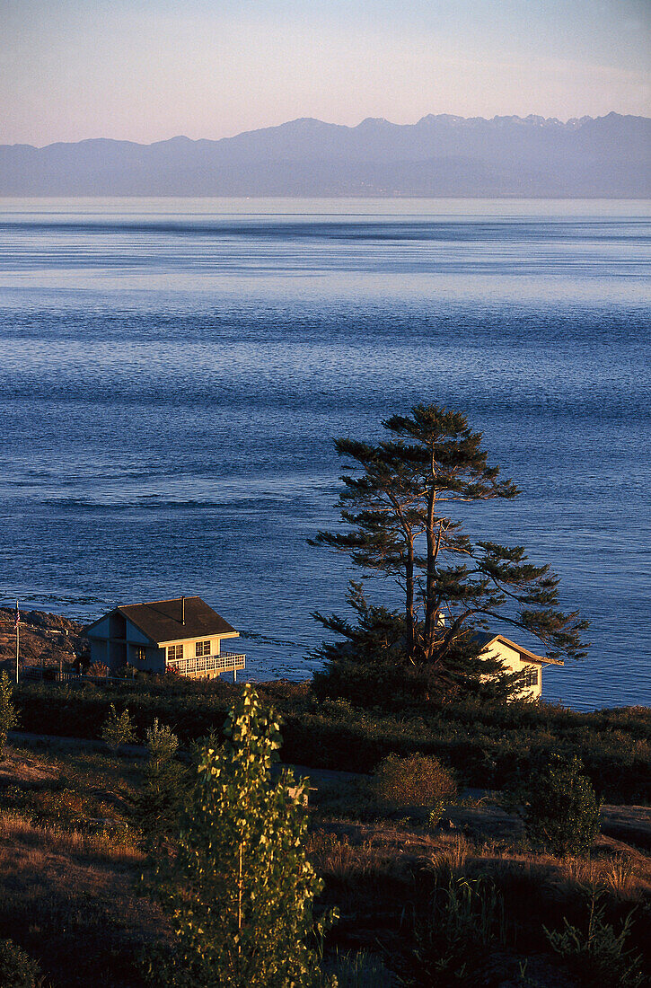 Blick auf Häuser an der Küste und San Juan Island, Washington, USA, Amerika