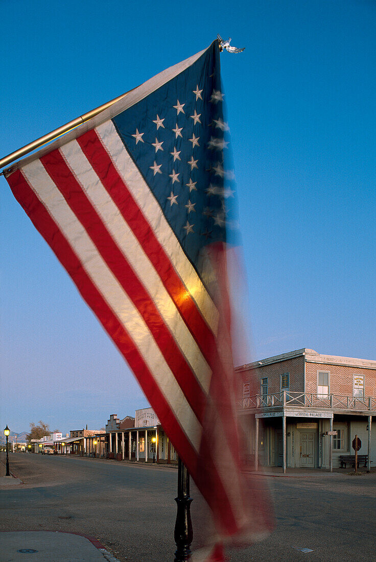 Strassenszene mit Amerikanischer Fahne, Sternenbanner, Allen Street, Tombstone, Arizona, USA