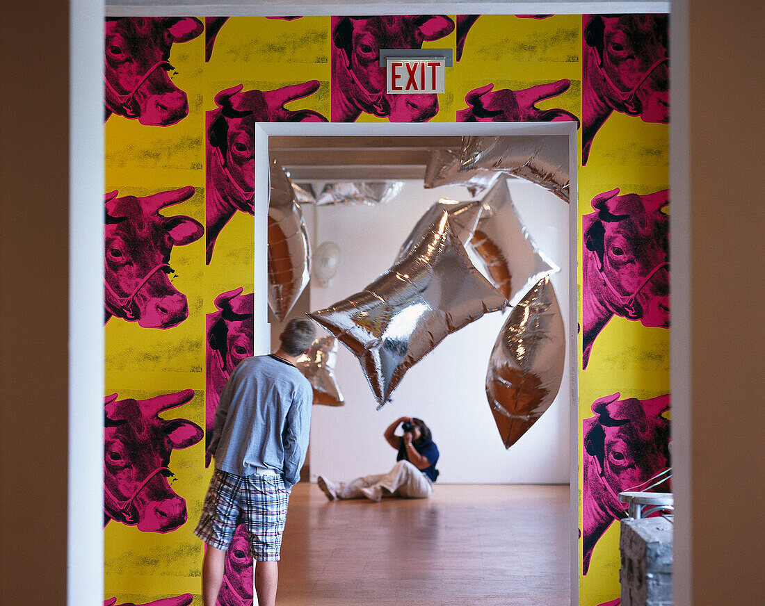 Raum mit Kuhtapete im Andy Warhol Museum, Pittsburg, Pennsylvania, USA, Amerika