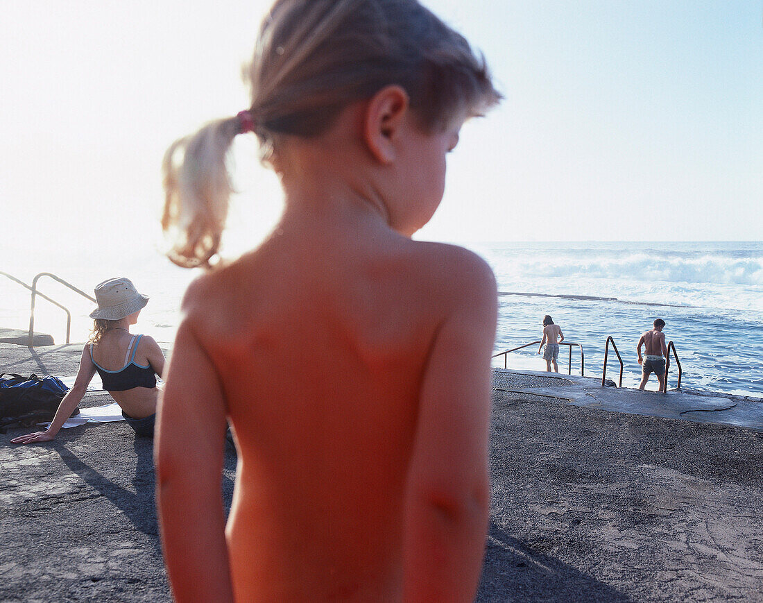 Mädchen beim Sonnenbaden am Strand, Meerwasserpool, El Hierro, Kanaren