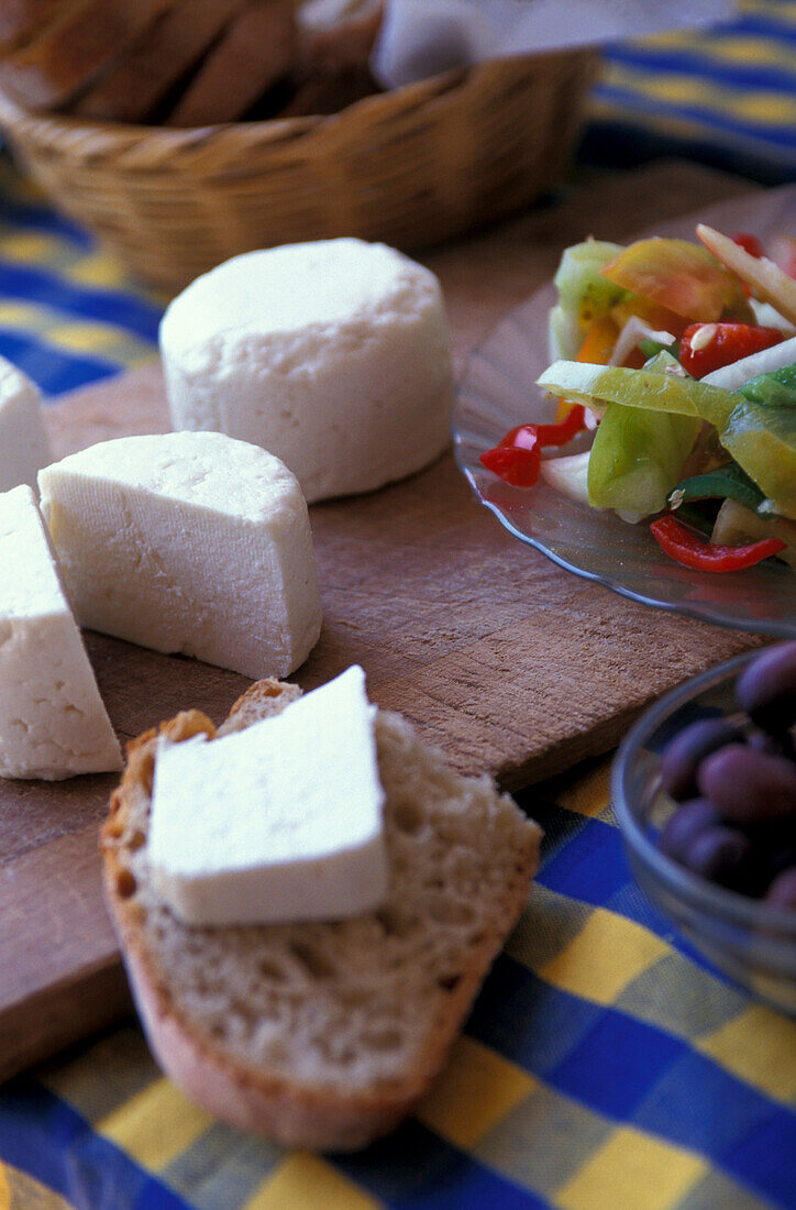Ziegenkäse und Brot auf einem Tisch, Serra do Caldeirao, Tavira, Algarve, Portugal, Europa
