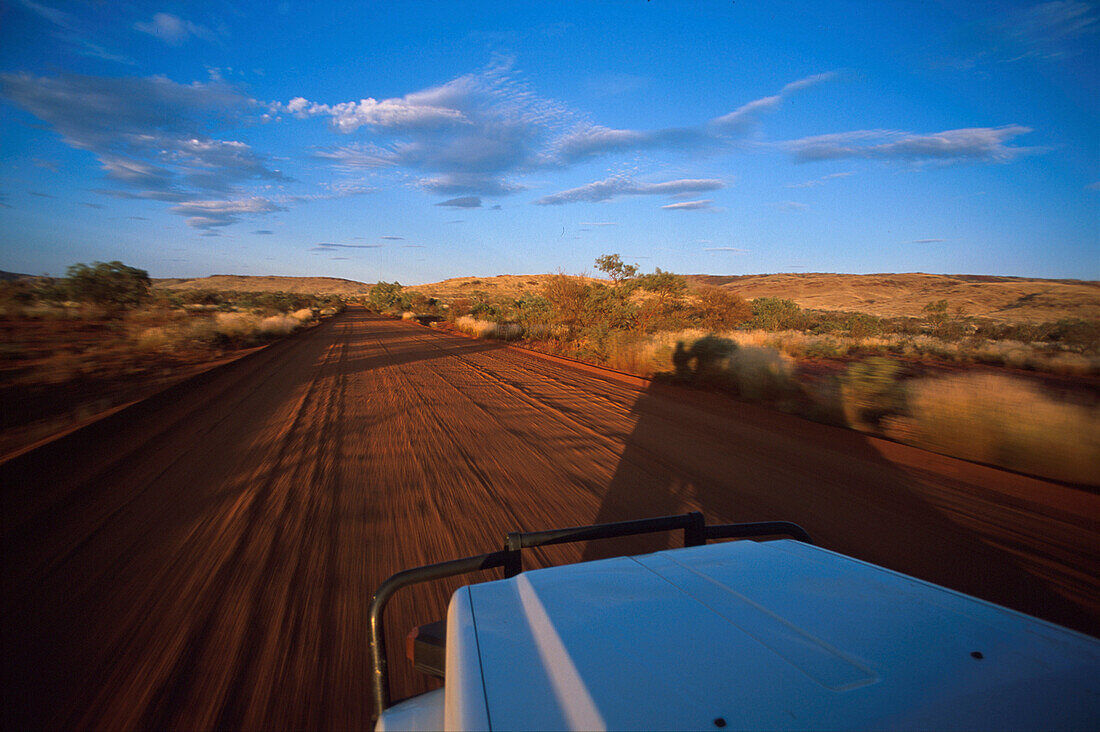 Jeep auf Piste, nördlich Tom Price, Pilbara, Western Australia Australien