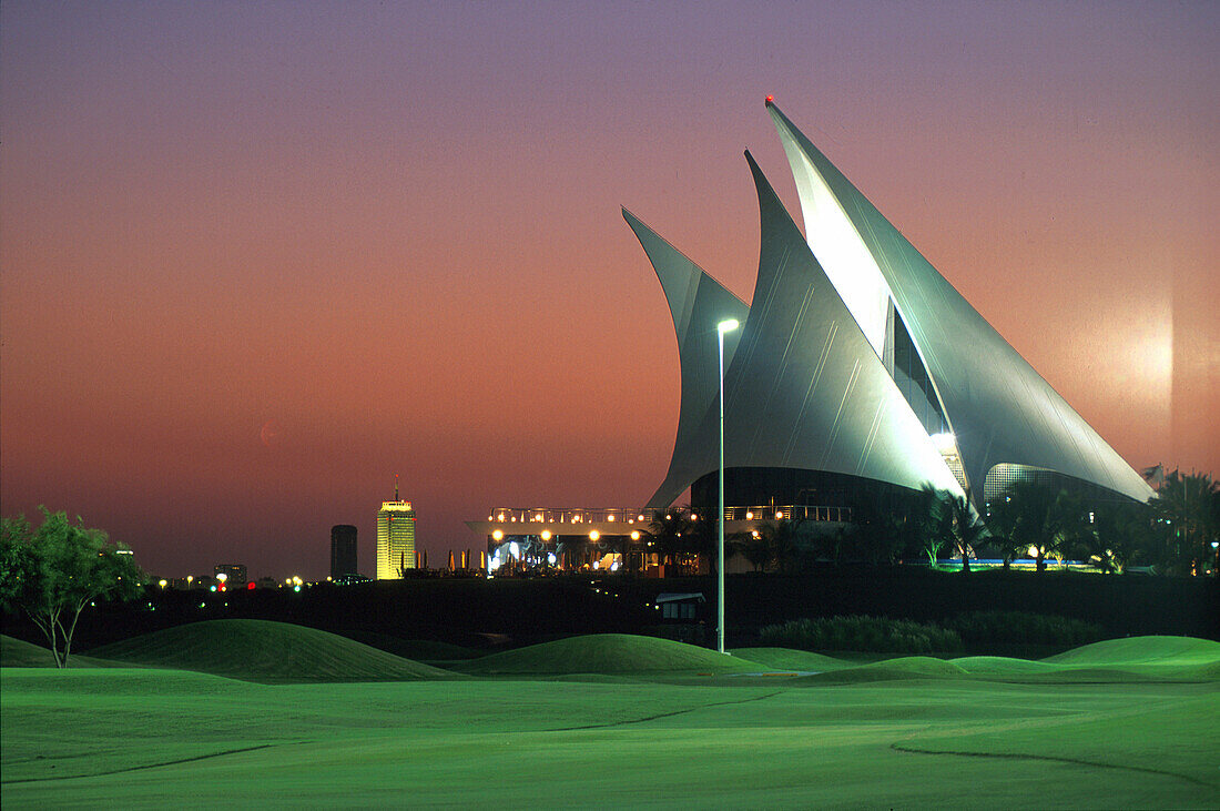 Das beleuchtete Clubhaus des Dubai Creek Golf Club am Abend, Dubai, Vereinigte Arabische Emirate, Asien