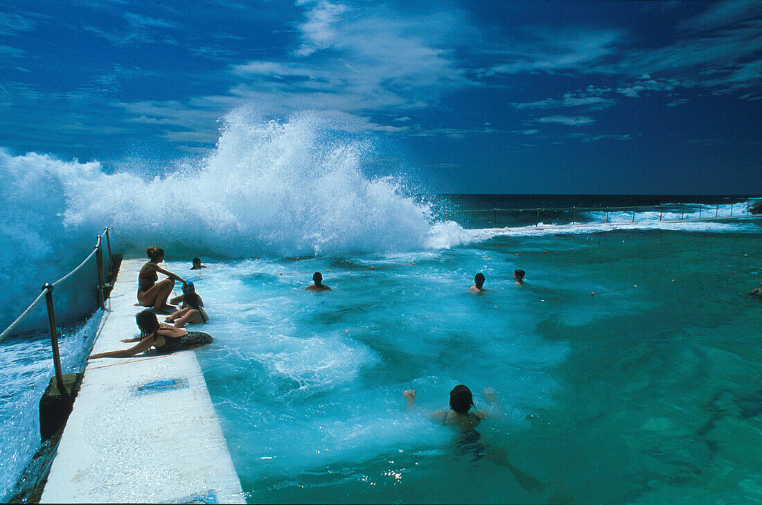 Schwimmer im Bondi Baths, Meerwasserpool, Bondi Beach Syndey, Australien