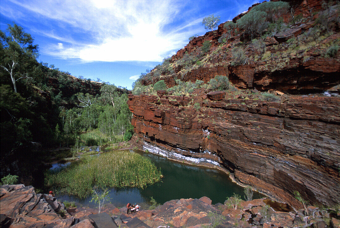 See zwischen Felsen in einer Schlucht, Dales Gorge, Hamersley Nationalpark, Pilbara, Westaustralien, Australien