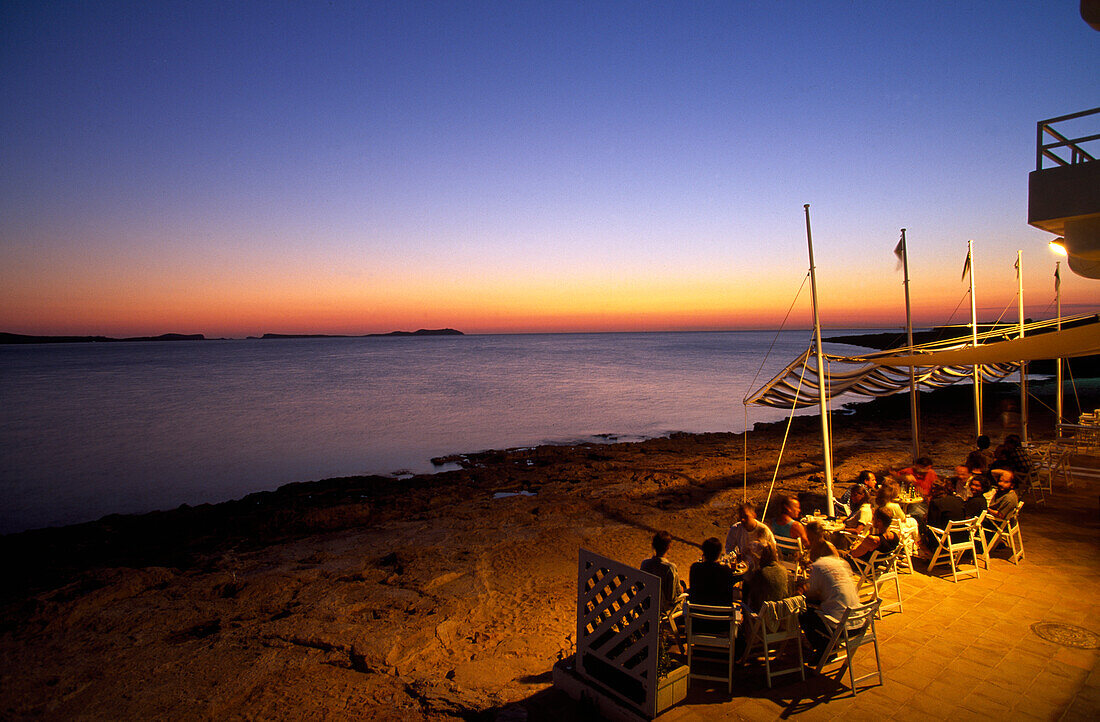 Café del Mar bei Sonnenuntergang, San Antoni, Ibiza, Spanien
