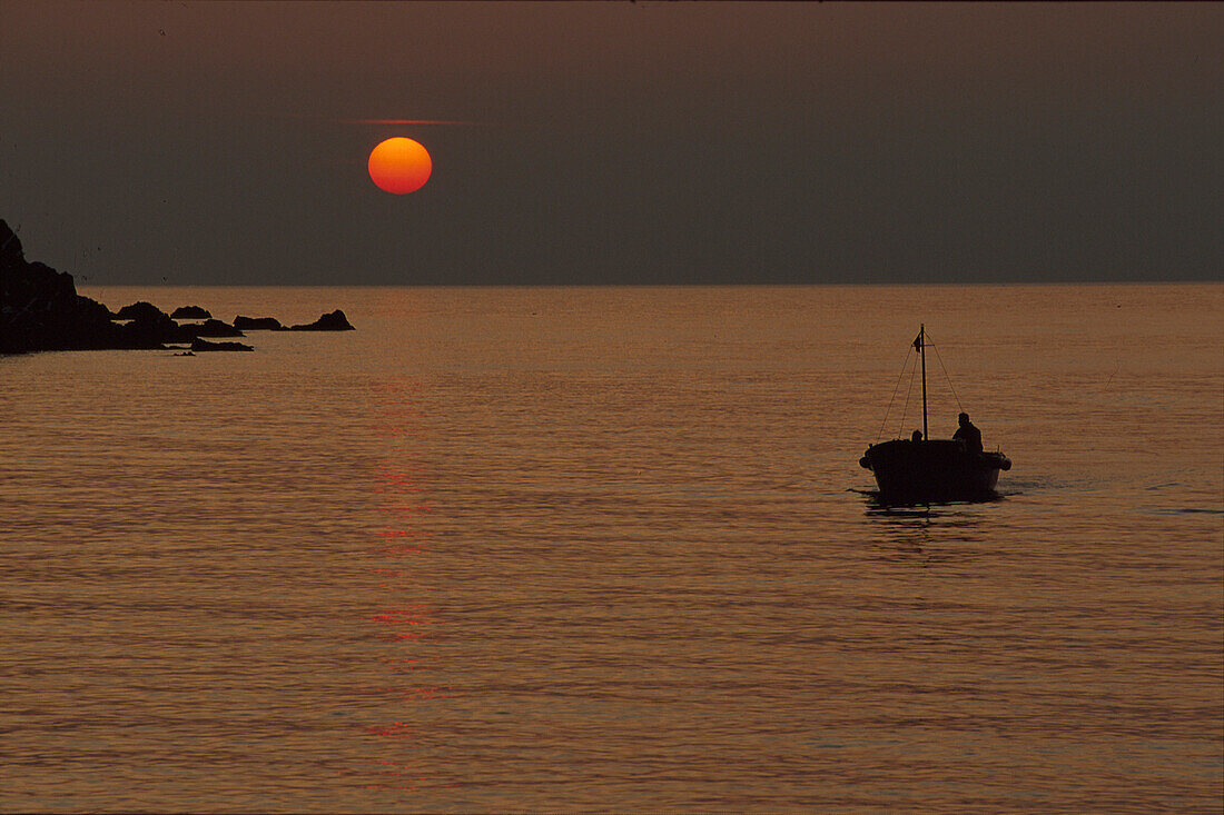 Fischerboot im Sonnenuntergang, Marina Grande, Capri, Kampanien, Italien, Europa