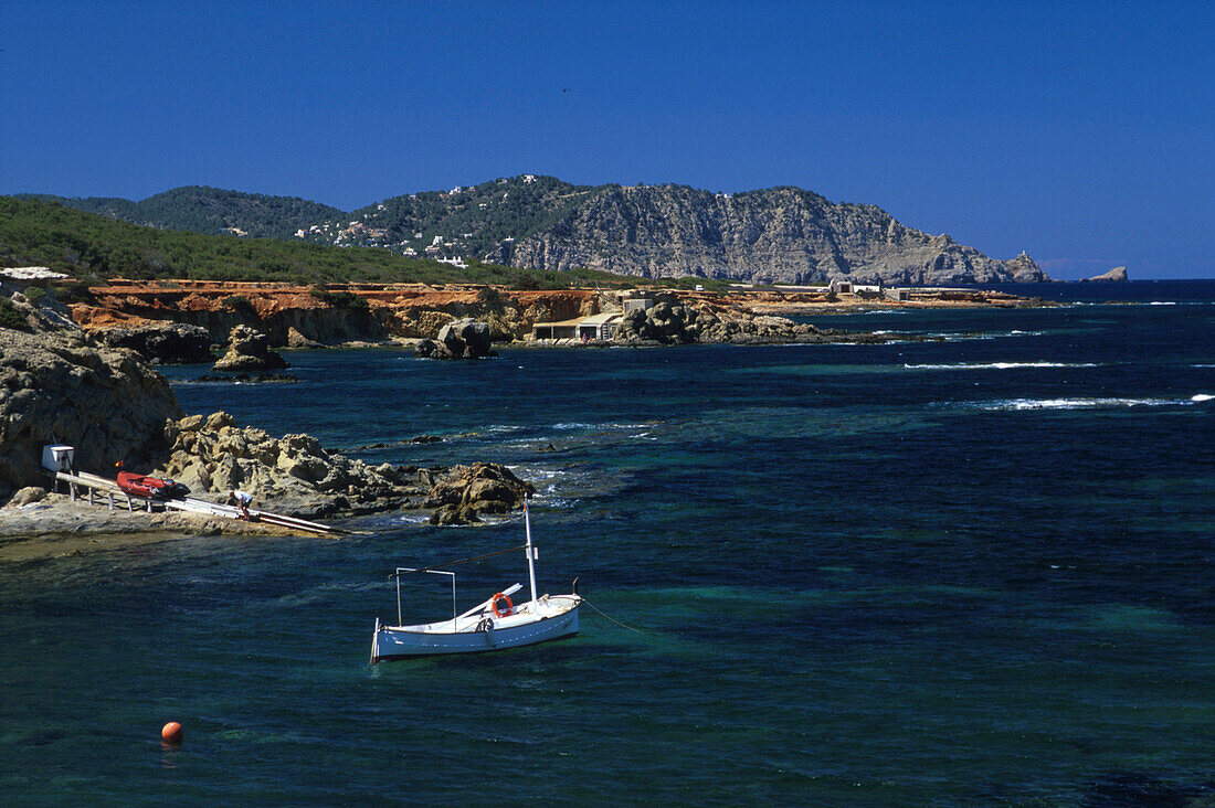 Bucht, Fischerboot, Pou des Lleo, Ostspitze Ibiza Balearen, Spanien