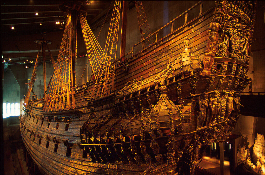 Das hölzerne Kriegsschiff Vasa von 1628 im Museum Vasamuseet, Djurgarden, Stockholm, Schweden, Europa