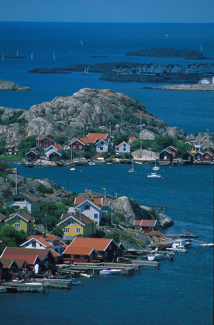 Schaereninsel vor Insel Tjoern, vom Berg Tjoernehuvud, bei Roennang Bohuslaen, Schweden, Europa