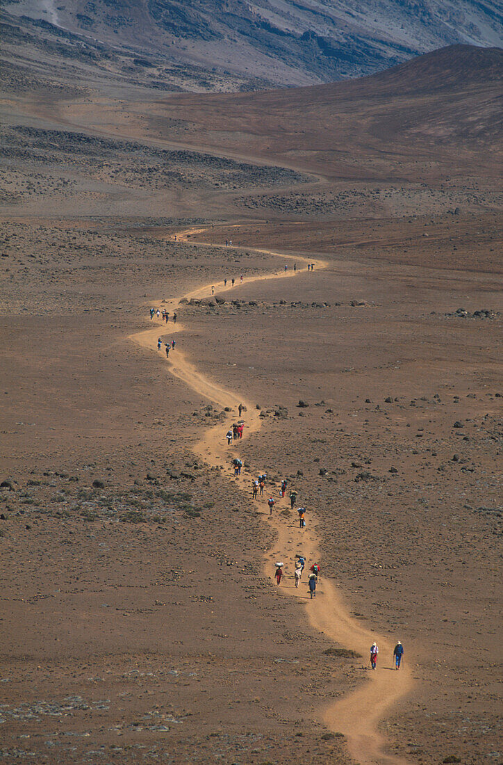 Aufstieg durch Kibo Wueste 4200m, , Marangu Route zum Kibo Gipfel Mount Kilimanjaro, Tansania