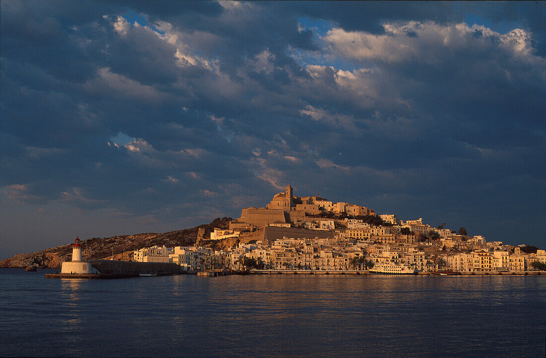 Blick ueber den Hafen, auf Dalt Vila, Altstadt Ibiza, Spanien