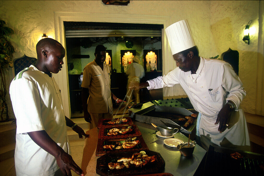 Chefkoch, Jahazi Grill Restaurant, Fischplatten, Serena Beach Hotel Shanzu Beach, Mombasa, Kenia