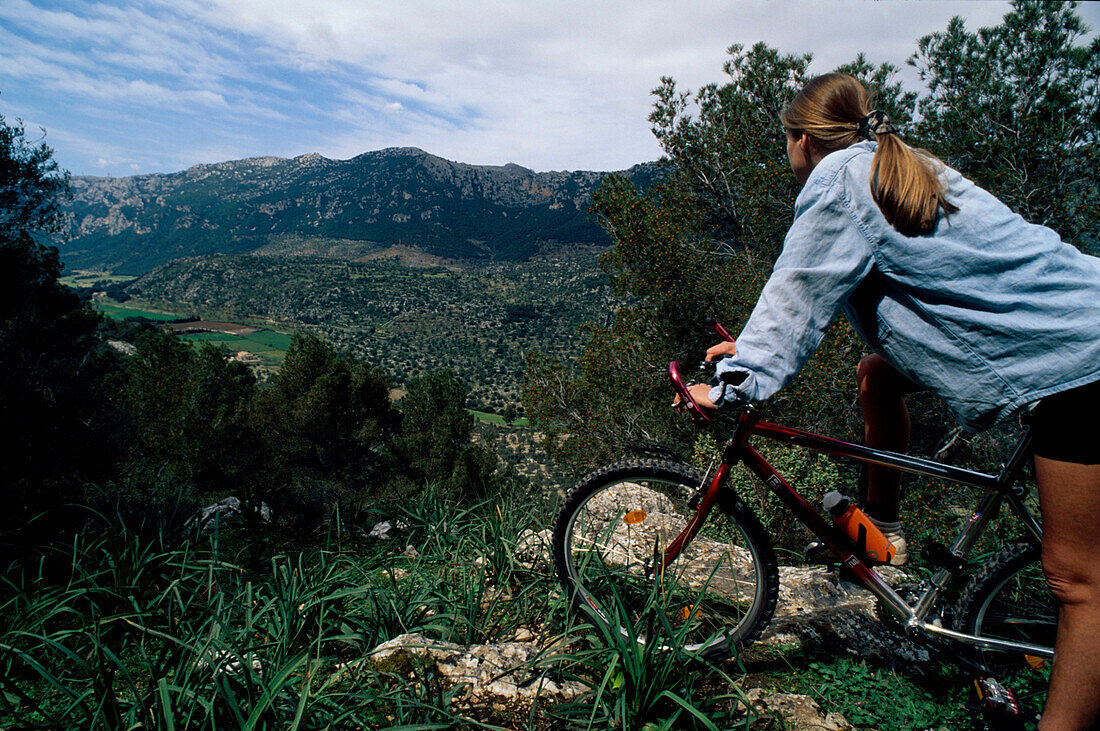 Mountainbike nahe Castel de Alaró, in Serra de Tramuntana Mallorca, Balearen, Spanien