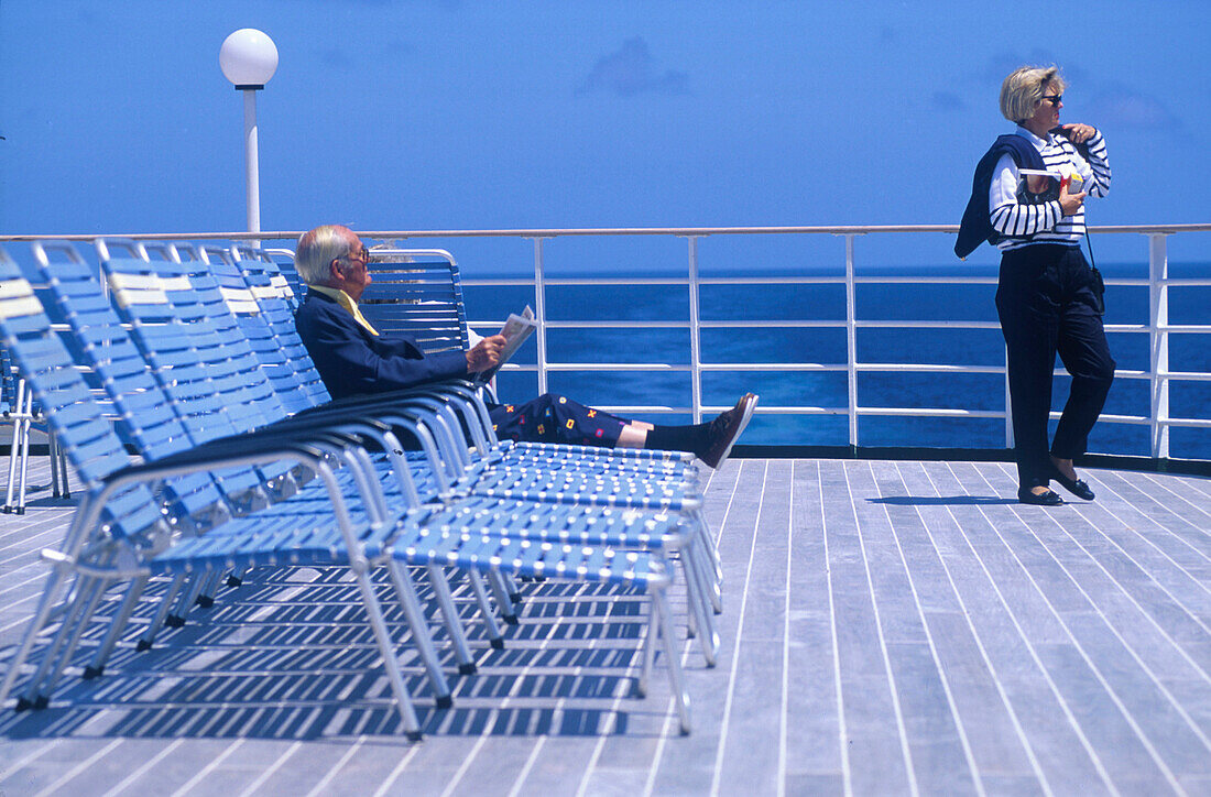 Passagier in Deck Chair, Sonnendeck, Kreuzfahrer Queen Elisabeth 2, Transatlantikpas.