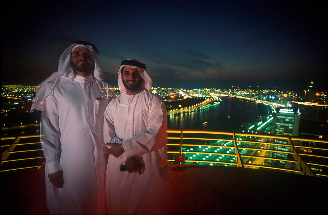 Araber auf Dachterrasse, Blick auf Dubai Creek, Bur Deira Dubai, Vereinigte Arabische Emirate