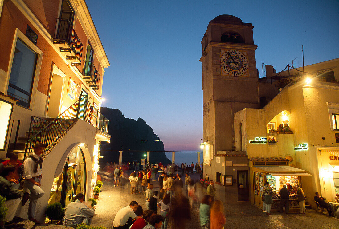 Piazetta Umberto mit Glockenturm im Abendlicht, Strassenleben, Capri, Kampanien, Italien
