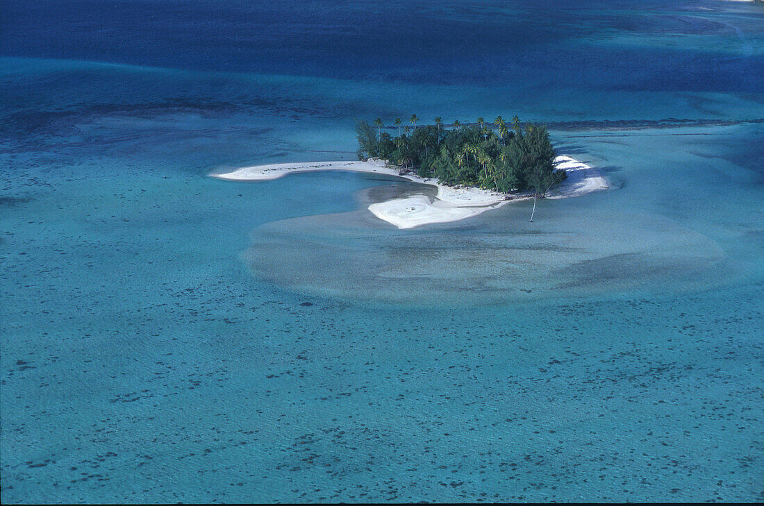 Motu Tapu, small island in the lagoon, Bora Bora, French Polynesia