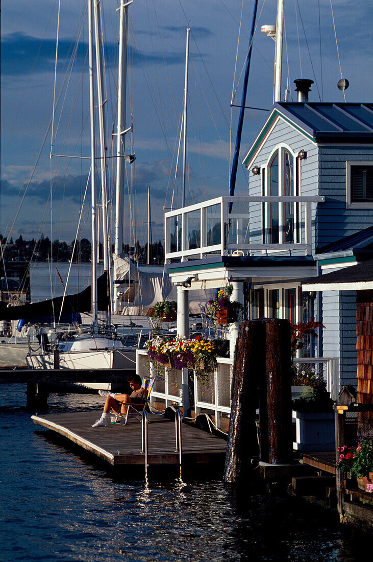 Bewohnerin eines Hausbootes, Lake Union, Seattle Washington, USA