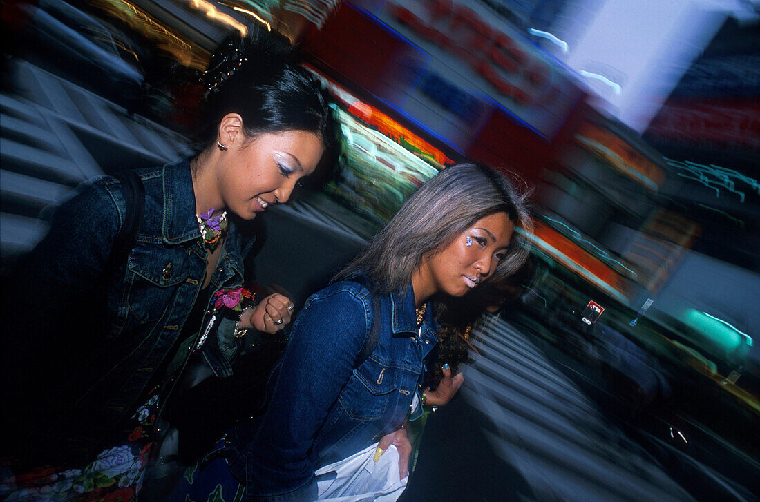 Junge Frauen beim Shopping, Kaufhäuser nahe der Shibuya Station Shibuya, Tokyo, Japan