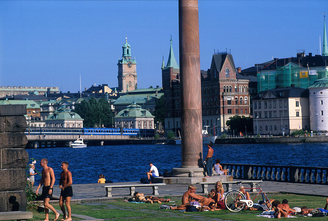 Sonnen-Badende am Stadshuset Raths, , Blick auf Riddarholmen, Zentrum Stockholm, Schweden