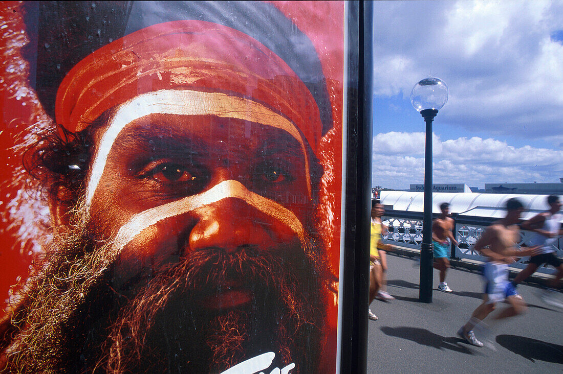 Jogging, Aborigine auf Plakat, Darling Harbour, Sydney NSW, Australien