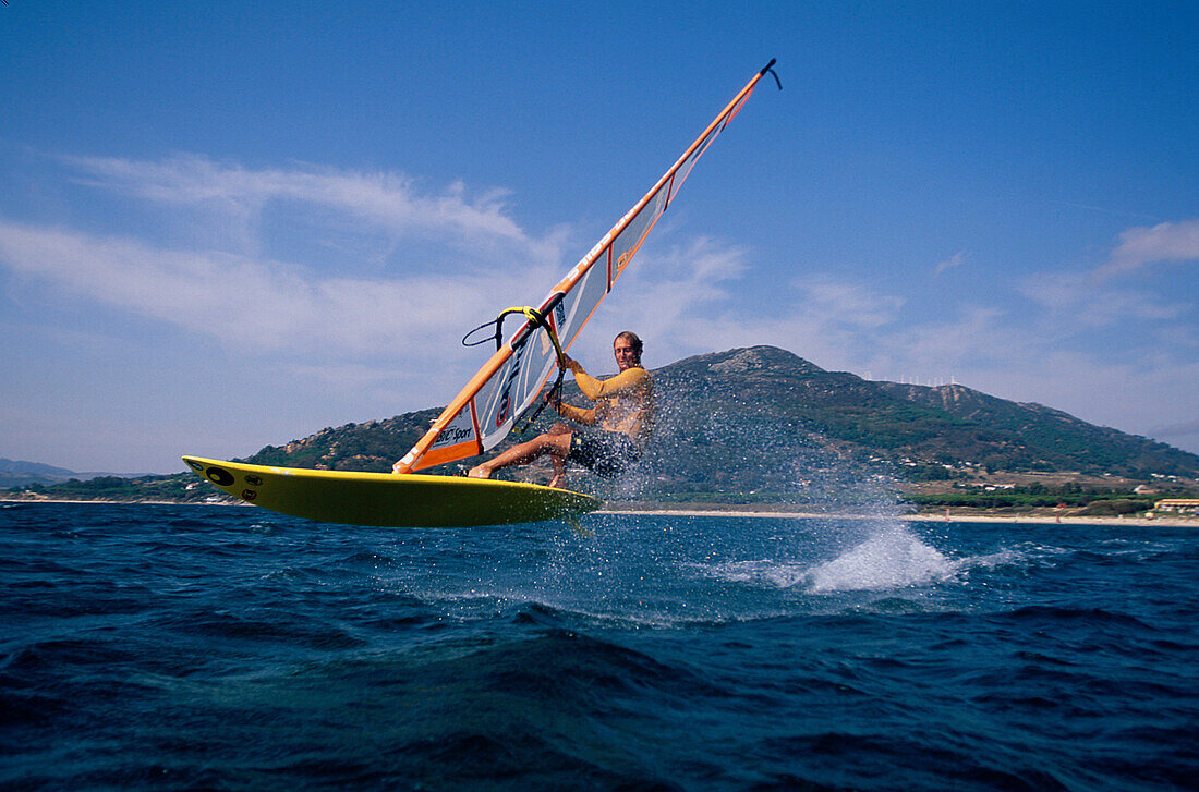 Windsurfer am Pata Negra Surf Center, Playa Los Lances , Tarifa Costa de la Luz, Andal., Spanien