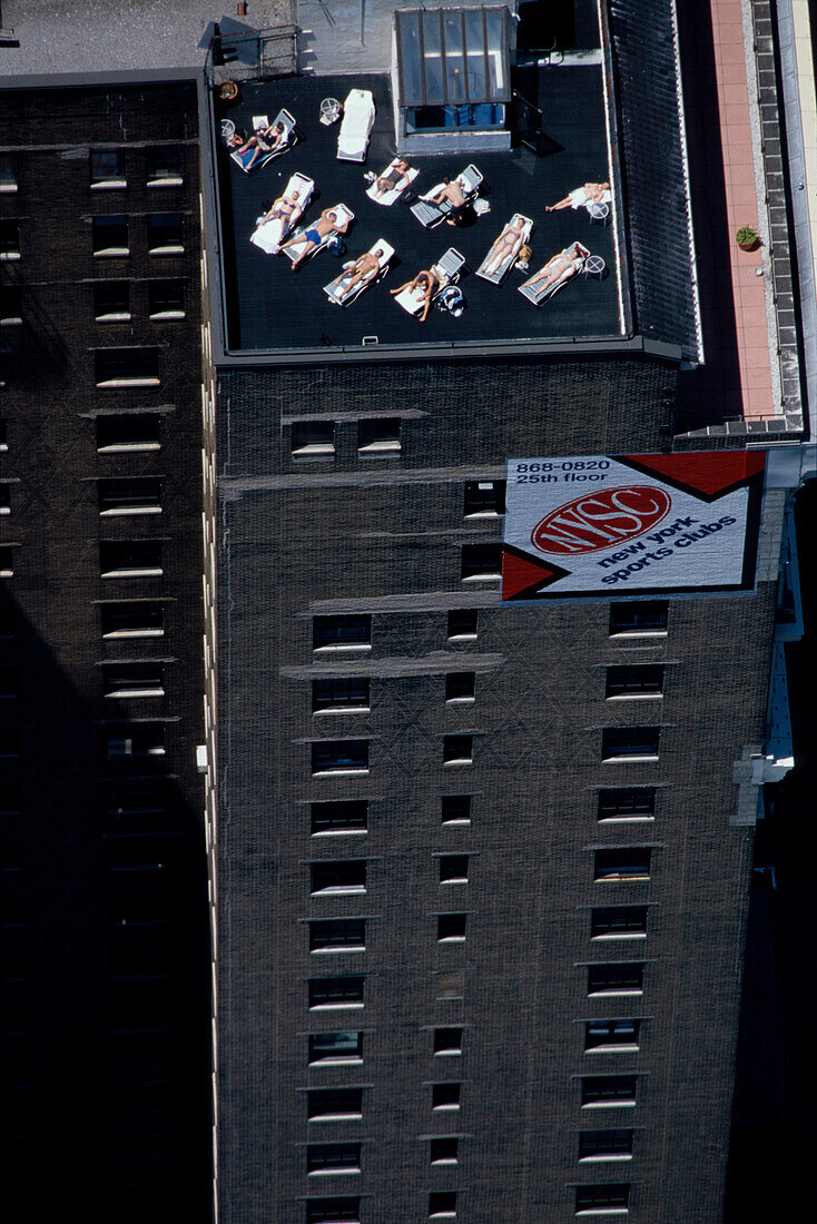 Sonnenbadende auf Hochhausdach, Herald Square, Manhatten New-York City, USA