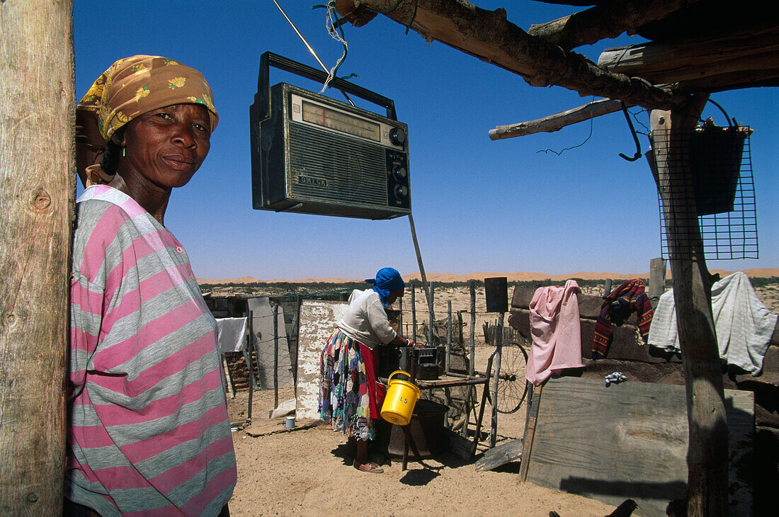 Topnaar Frau an ihrer Wohnhütte, Kuiseb Flußbett nahe Walvis Bay, Namibia, Afrika