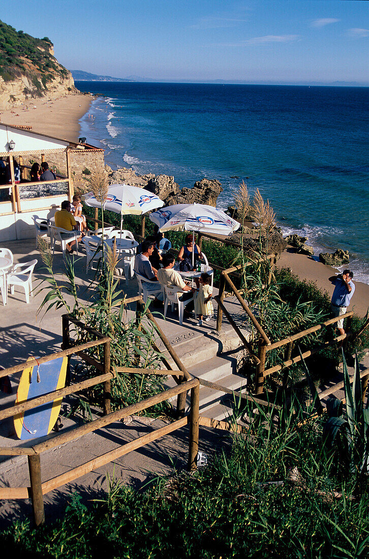 Bar Chiringuito auf Steilkueste, in Los Canos de Meca Costa de la Luz, Andalusien, Spanien
