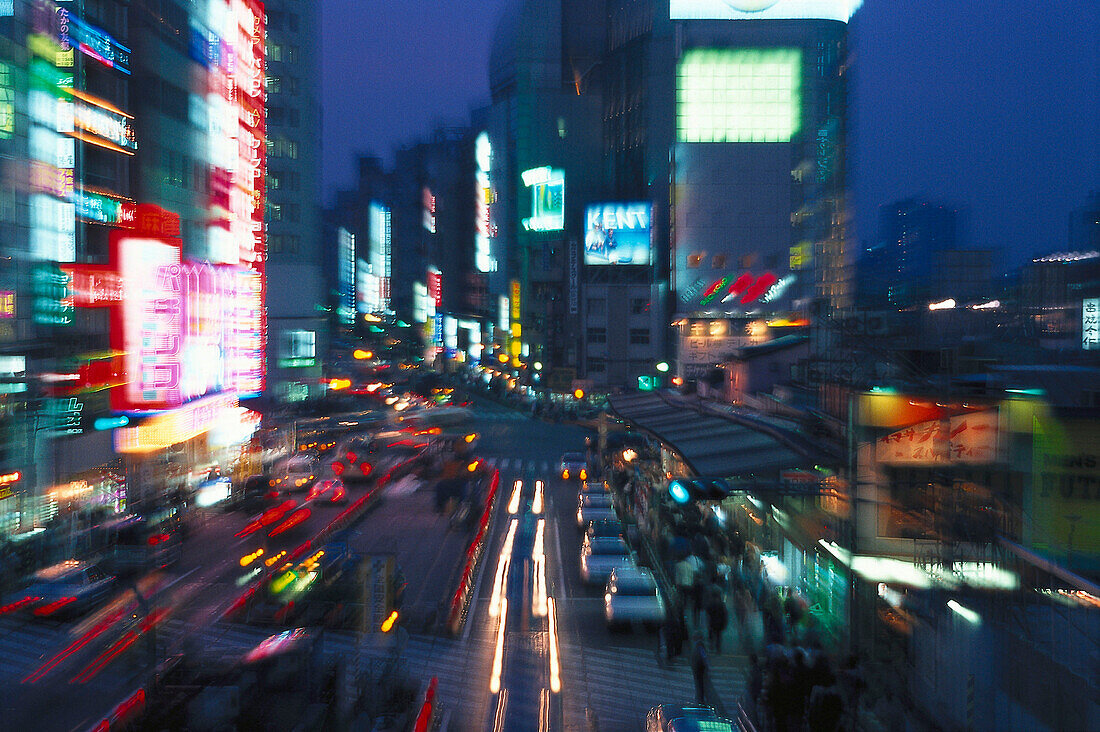 Einsetzende Rush-Hour, Verkehr, Passanten, Geschaefte, Strasse Shinjuku Station, Tokyo, Japan