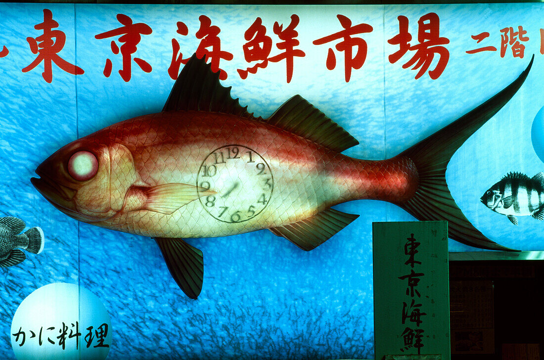Werbung auf Hausfassade, Fischhändler verkauft lebende Fische, Rotlichtviertel Kabukicho, Shinjuku, Tokio, Japan