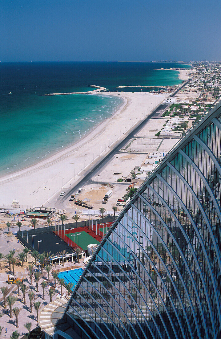 Glasfassade des neuen Chicago Beach, Resort & Hotel, Jumeirah Beach Dubai, Vereinigte Arabische Emirate