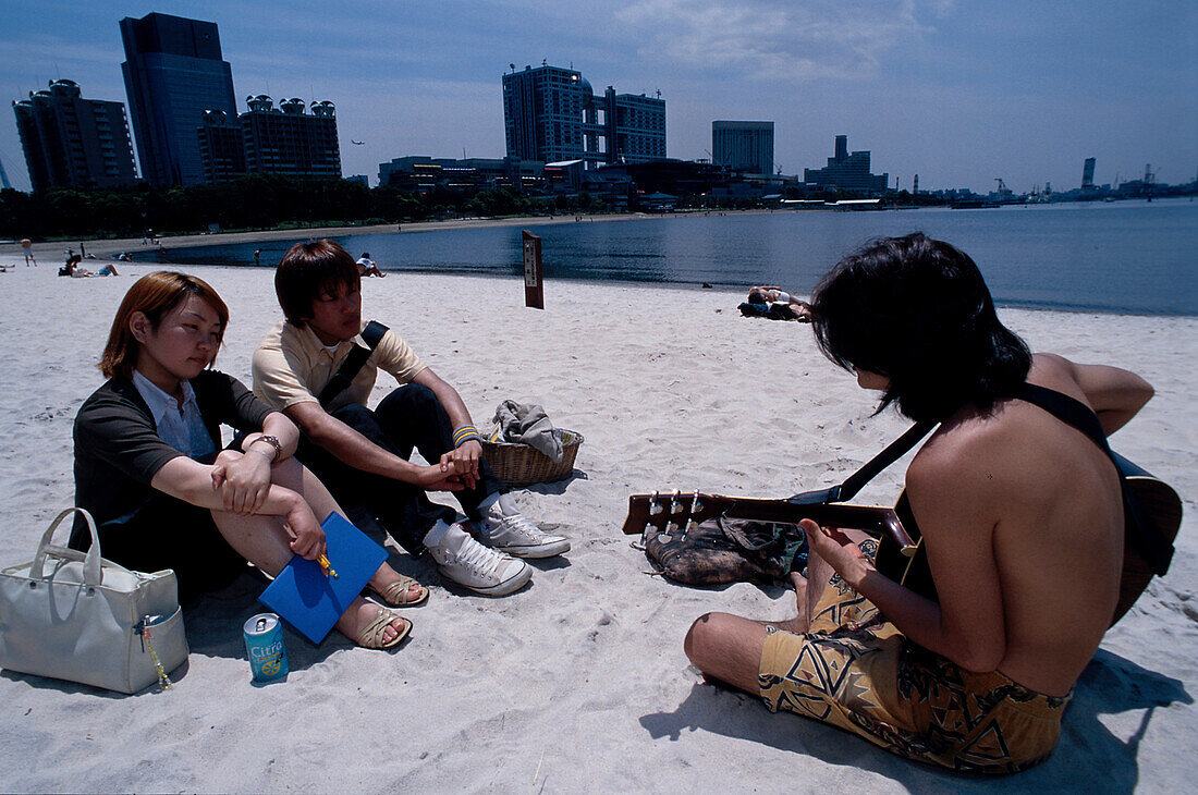 Junge Leute, Künstlicher Strand, Fuji TV Building, Odaiba Marine Park Odaiba, Tokyo Bay, Tokyo, Japan