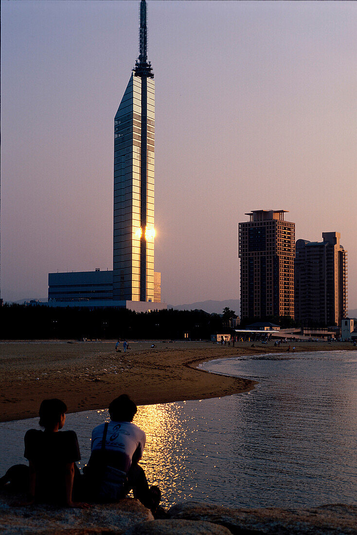 Sunset-Treff, Seaside Momochi Park, Strand, Fukuoka Tower 234m, Fukuoka, Suedinsel Kyushu, Japan
