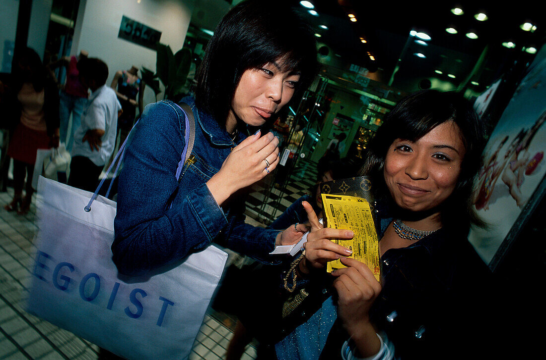 Junge Frauen, Shopping, In-Viertel, Shibuya Tokyo, Japan