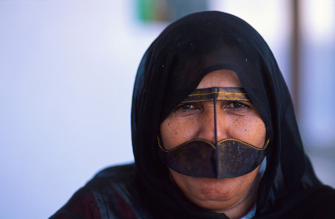 Verschleierte Frau, Gesichtsmaske, Birka, Gebirge Al-Hajar, Fujairah Vereinigte Arabische Emirate