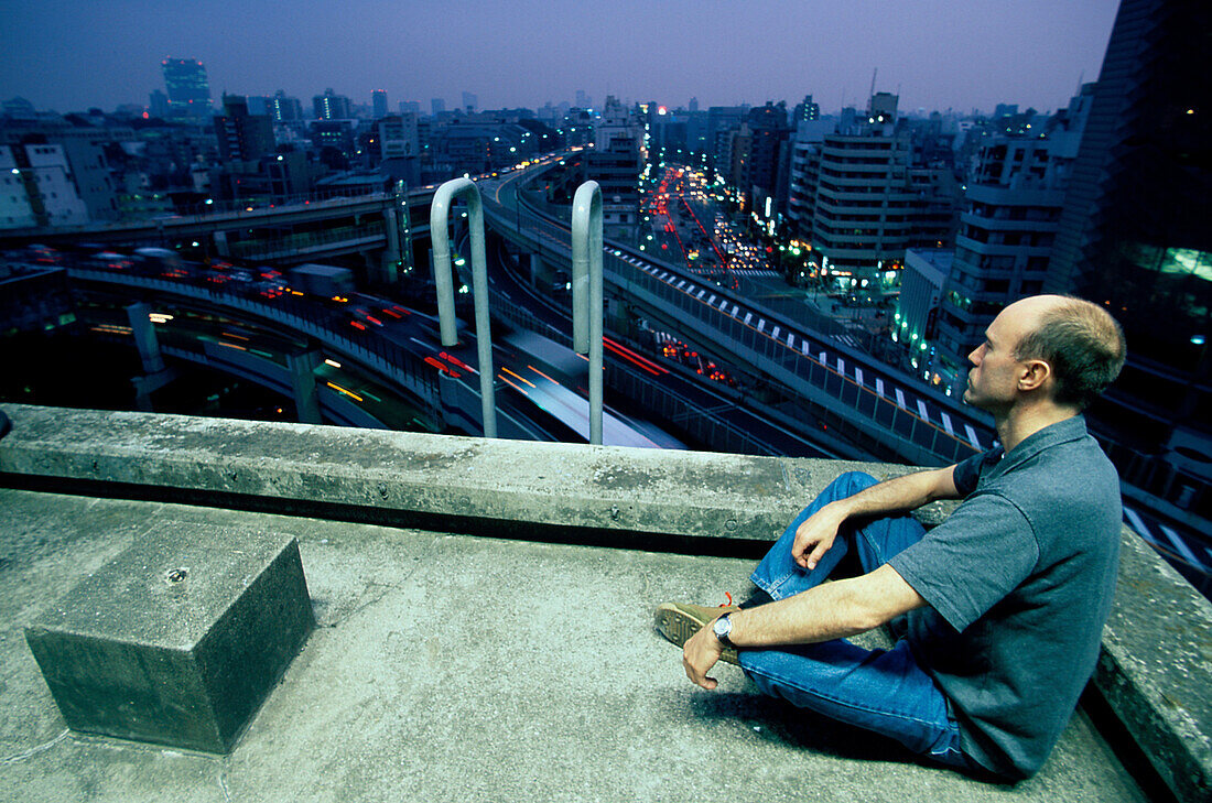 Meditation auf Hausdach, Stadtautobahn, Roppongi Tokyo, Japan