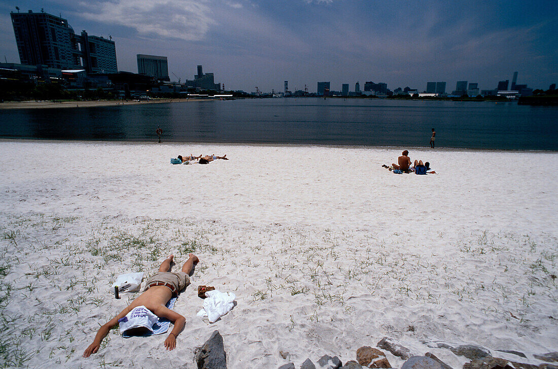 Kuenstlicher Strand, baden verboten, Fuji, TV-Building, Odaiba Marine Park Odaiba, Tokyo Bay, Tokyo, Japan