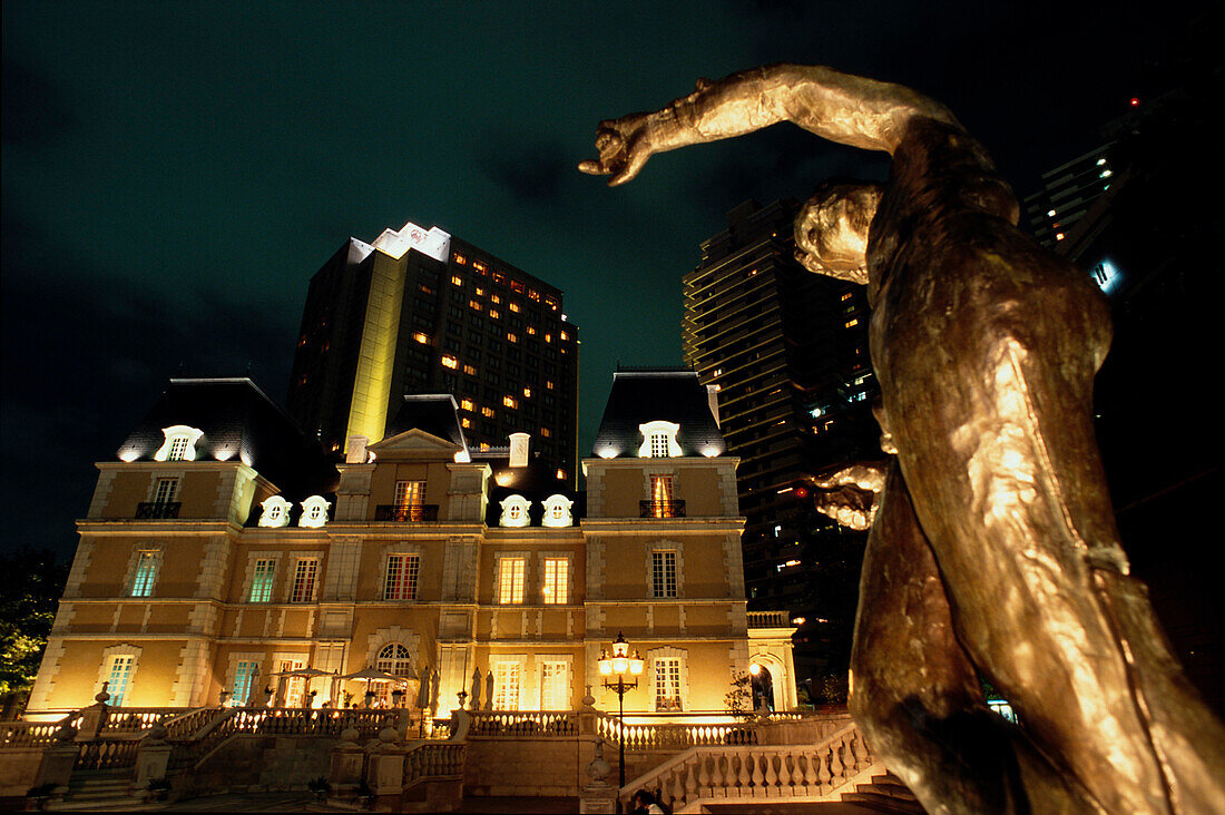 Nachbau eines franzoesischen Schlosses, Edelrestaurant vor Weslin Hotel an der Shopping Plaza in Ebisu, Tokyo, Japan