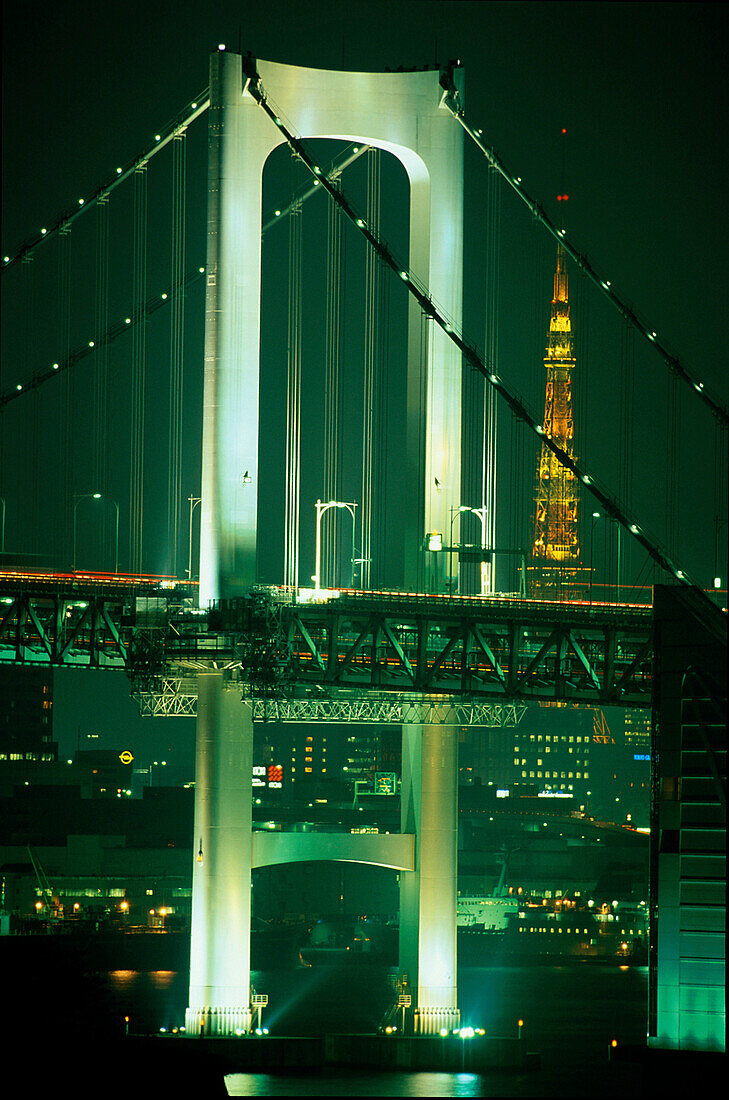 Rainbow Bridge verbindet kuenstliche Insel, in der Tokyo Bay mit Zentrum, Lampen Teleport Town, Tokyo Bay, Tokyo, Japan