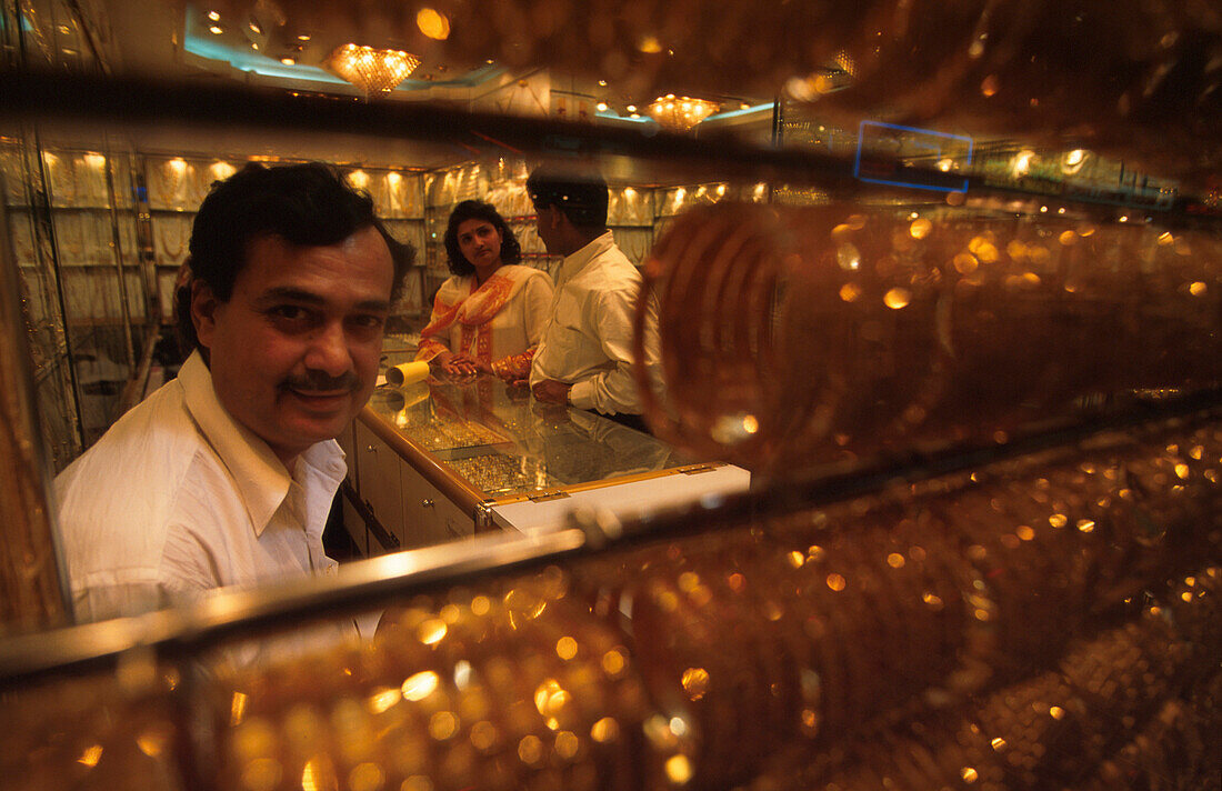 Goldhaendler, Schaufenster, Gold Souk, Stadtteil Bur Deira, Dubai Vereinigte Arabische Emirate