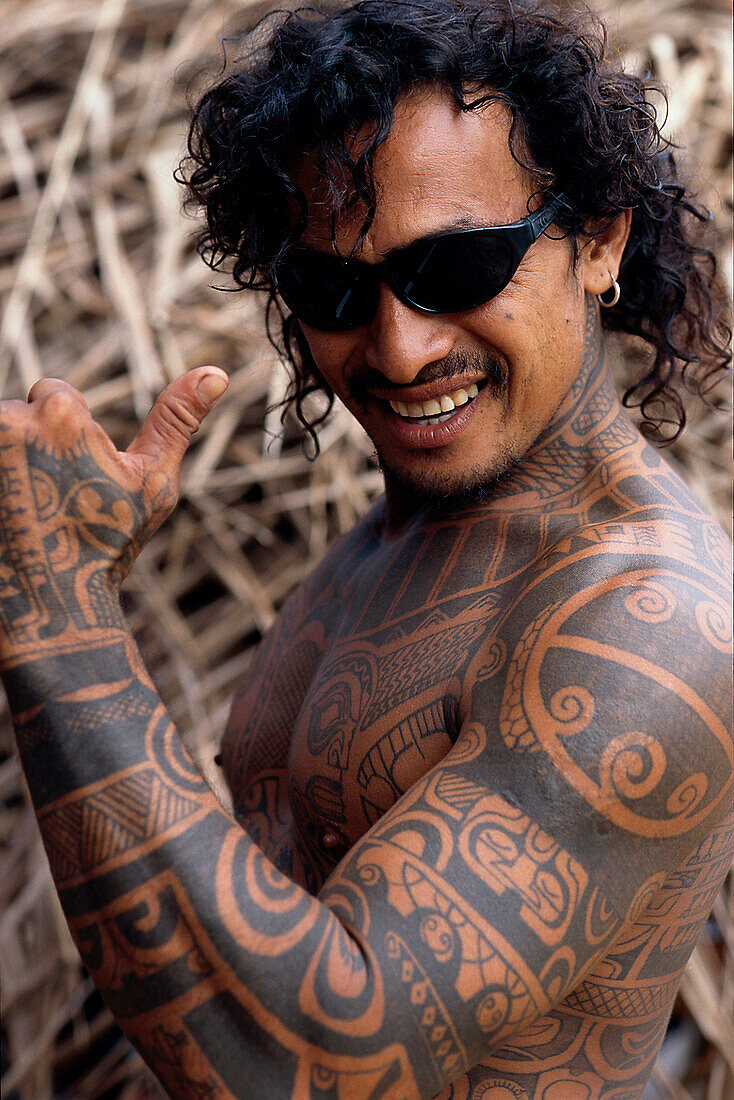 Roonui, Taetowierer, traegt polynesische, Tatauierungen Taetowierung im trad. Muster, Moorea, Franzoesisch-Polynesien