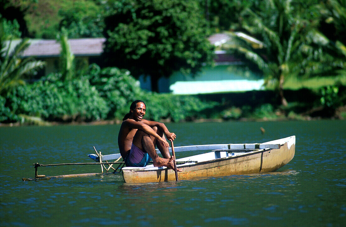 Fischer in Pirogge, Auslegerkanu, Baie Faaroa, Raiatea Franzoesisch-Polynesien