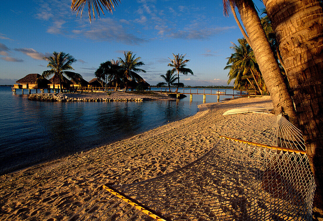 Manihi Pearl Beach Resort, Wasserbungalows, Strand, Insel Manihi Tuamotu Inseln, Franzoesisch-Polynesien