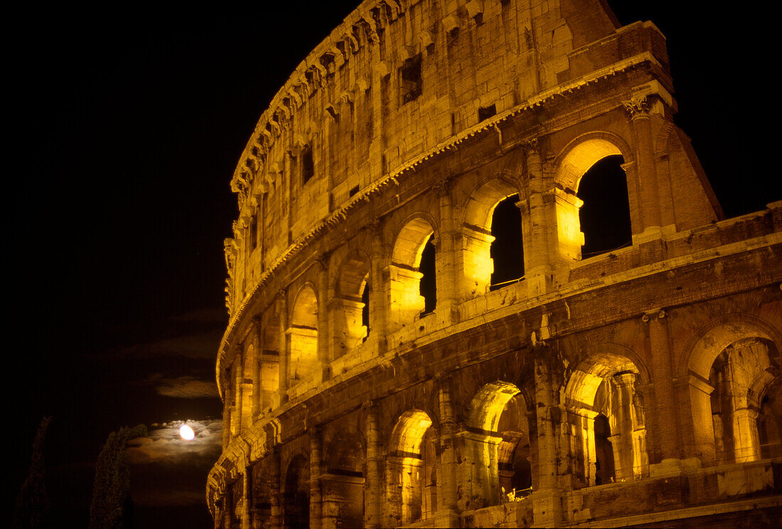Colosseum bei Nacht, Mond im Hintergrund, Rom, Latium, Italien