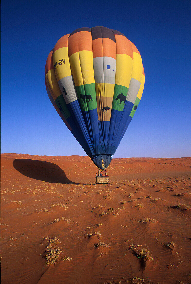 Landung Heißluftballon, Sanddüne, am Camp Mwishu. an Namib-Naukluft Park Namib Sky Advenrure Safaris, Namibia